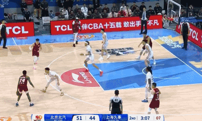 包含大理男篮大获全胜，登上领先位置的词条