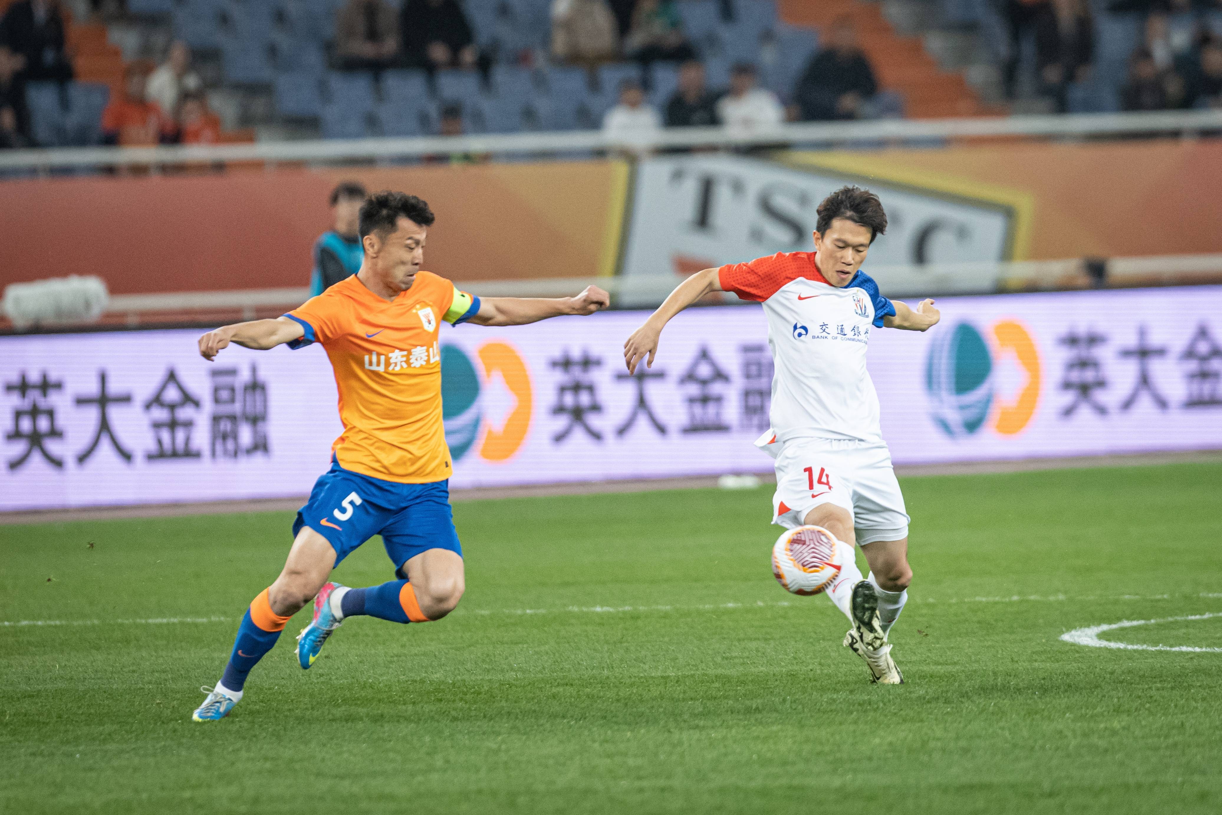 国内足球职业联赛角逐激烈，球员技艺精湛