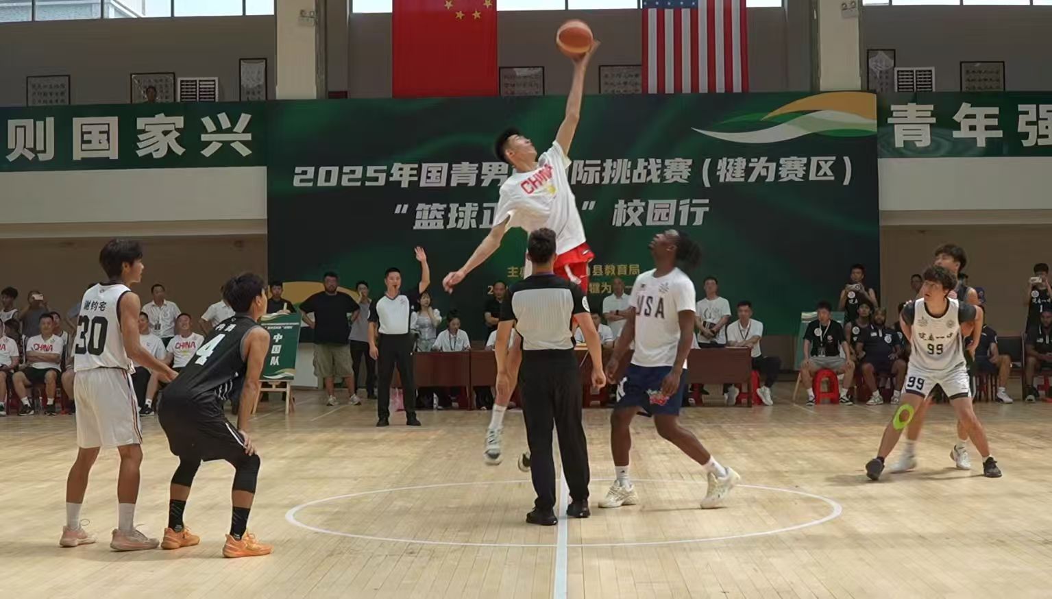 观众们为赛事的高潮部分迫不及待，场面一片热烈的简单介绍
