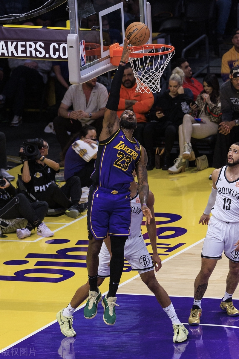 湖人队球星产生内讧，球队面临困难挑战