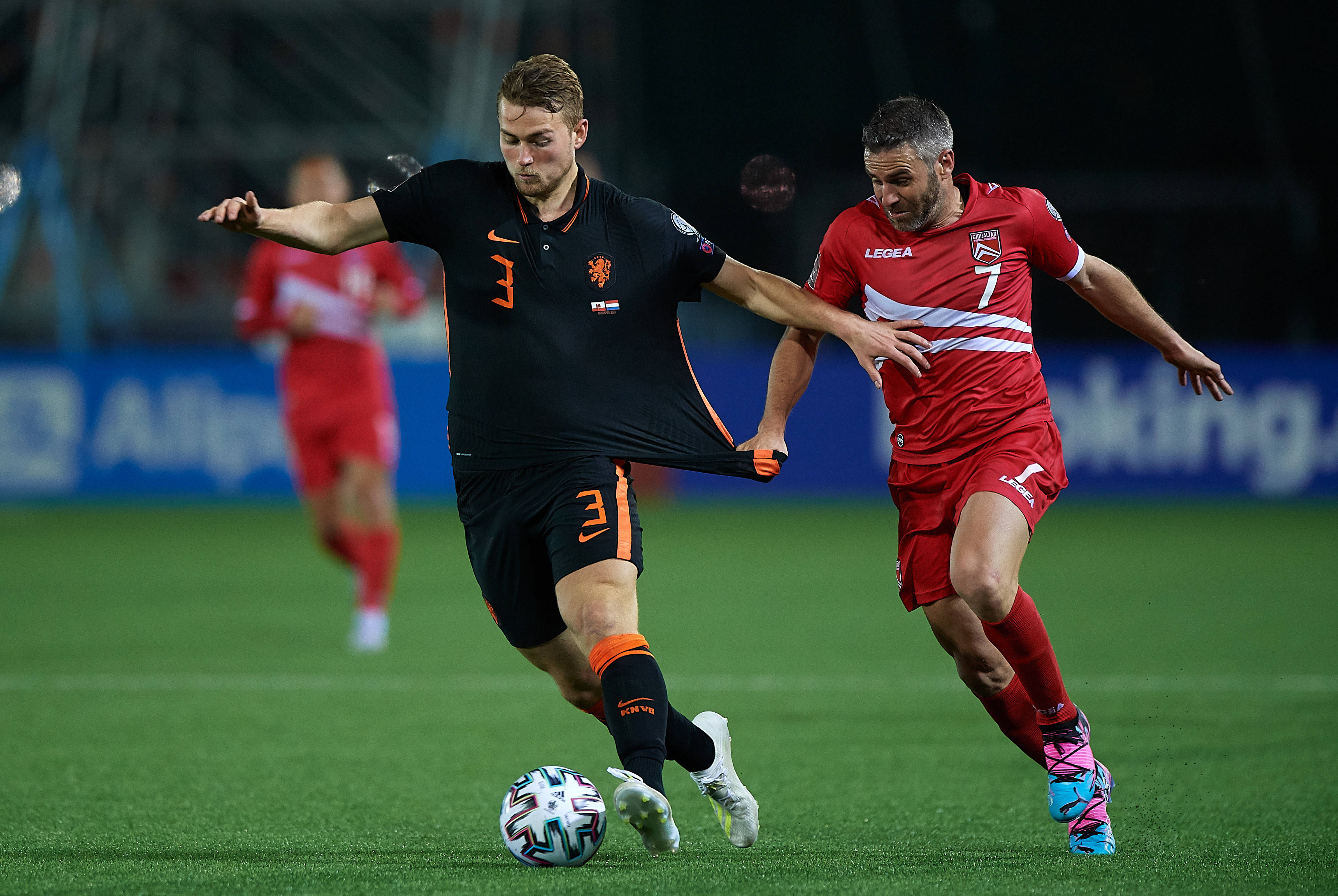 荷兰对阵巴拉圭，莱万防守端锁死对手